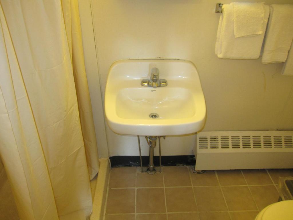 Glen Motel - Utica Room photo